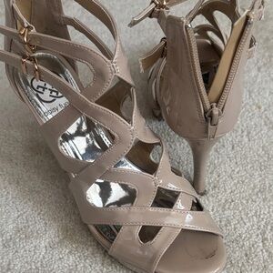 Daisy Fuentes Women's Beige Patent Strappy zipper Heels Sz 9 M
